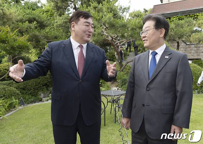 이재명 더불어민주당 대표가 8일 오후 서울 성북구 중국대사관저를 방문해 싱하이밍 주한중국대사와 관저를 둘러보며 대화를 나누고 있다. 2023.6.8/뉴스1 ⓒ News1 국회사진취재단