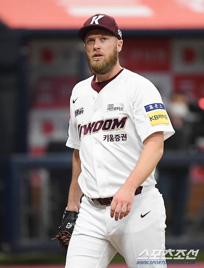 7일 서울 고척스카이돔에서 열린 SSG 랜더스와 키움 히어로즈 경기. 2회초 내야진의 실책이 겹치며 4실점한 요키시가 아쉬워하고 있다. 고척=정재근 기자 cjg@sportschosun.com/2023.5.7/