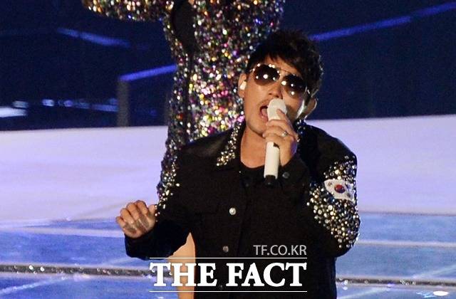 이승철은 86년 록밴드 부활의 2대 보컬로 데뷔했다. '라이브 황제'로 불린 그는 한때 이선희 김장훈 등과 함께 티켓 파워를 좌지우지했을만큼 공연계를 흔들었던 주인공이다. /더팩트 DB