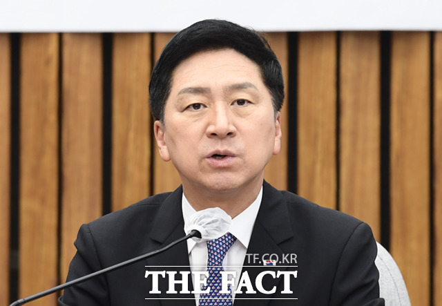 '식사 제안'에서 시작된 거대 양당 대표의 공개 TV 토론 논의에 양당 모두 소극적으로 나오며 무산될 가능성이 커졌다. 김기현 국민의힘 대표가 7일 오전 국회에서 열린 확대 당직자 회의에 참석해 모두 발언을 하고 있다. /이새롬 기자