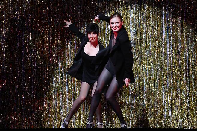뮤지컬 '시카고' 미국 오리지널 투어팀 내한 공연. 록시 하트 역의 케이티 프리든(오른쪽)이 벨마 켈리 역의 로건 플로이드(왼쪽). /뉴시스