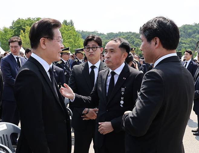 이재명 더불어민주당 대표가 6일 서울 동작구 국립서울현충원에서 열린 제68회 현충일 추념식장에서 추념식이 끝난 뒤 최원일 전 천안함장으로부터 항의를 받고 있다. 이날 이 대표는 최 전 함장의 항의에 바로 답하지 않았다. /연합뉴스