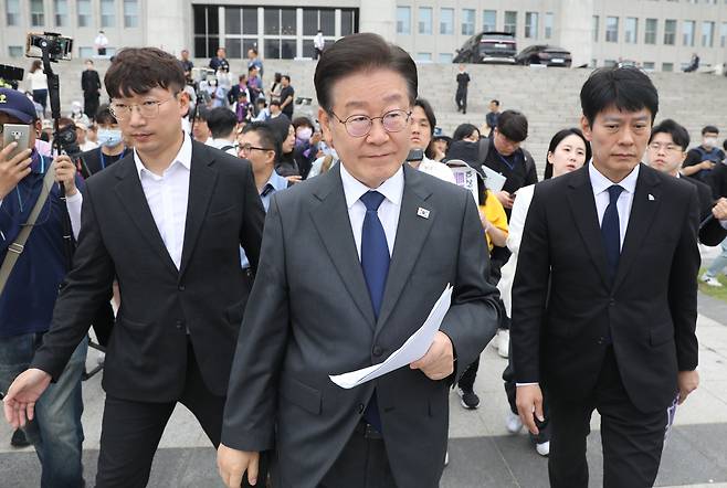 이재명 더불어민주당 대표가 7일 오전 서울 여의도 국회 본청 앞 계단에서 열린 10.29 이태원 참사 진상규명특별법 제정 촉구 국회 앞 유가족 농성 시작 기자회견을 마치고 국회를 나서고 있다. /뉴스1