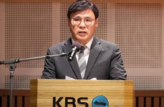 김의철 KBS 사장이 8일 오전 서울 여의도 KBS 아트홀에서 수신료 분리 징수 권고와 관련한 KBS의 입장과 대응 방안을 밝히는 기자회견을 하고 있다.ⓒ연합뉴스