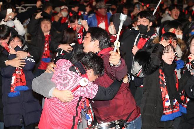 지난해 2022 FIFA 카타르 월드컵 대한민국 대 포르투갈전서 거리 응원에 나선 시민들. ⓒ데일리안DB