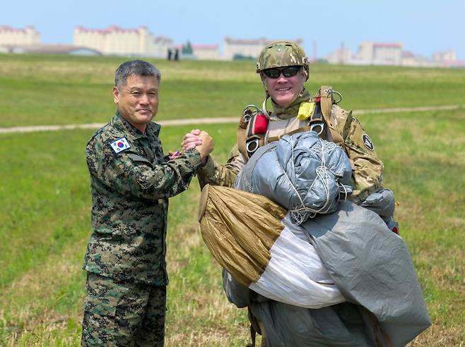 손식 특전사령관과 마이클 마틴 주한미특수전사령관이 5일 동반 고공강하후 손을 굳게 맞잡고 기념촬영을 하고 있다.  출처 특전사 SNS