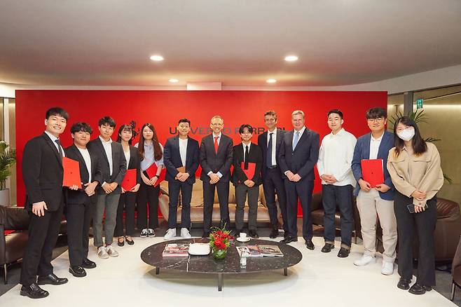 베네데토 비냐 페라리 최고경영자(CEO·왼쪽부터 일곱 번째)가 서울대 공과대학 학생들을 초청해 대화를 나눴다.