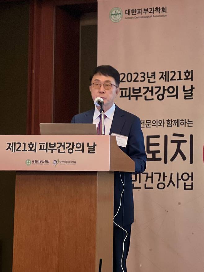 김유찬 대한피부과학회 회장이 8일 서울 중구 롯데호텔서울에서 ‘옴퇴치 국민건강사업’이라는 주제로 개최된 ‘제21회 피부건강의 날’ 캠페인에서 인사말을 하고 있다. 사진=강규민 기자