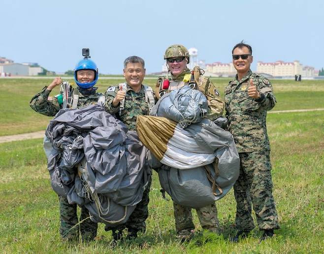 주한 미 특수전사령부는 8일 페이스북에 마이클 E. 마틴(공군소장) 주한미특수전사령관과 손식 특전사령관(육군중장)이 지난 5일 고공강하(HALO)를 함께한 사진을 공개했다. 사진=주한미 특전사 페이스북 캡처