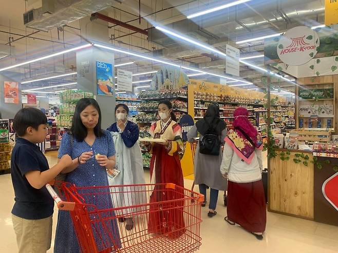 지난 2일 인도네시아 자카르타에 위치한 롯데마트 간다리아시티점에서 고객들이 청송사과를 시식하고 있다. 롯데마트 제공