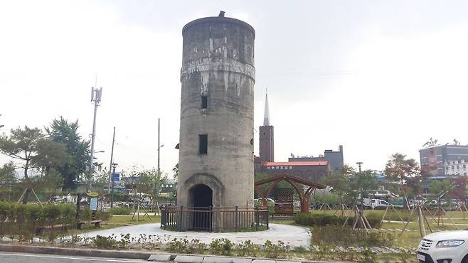 충북도 등록문화재 1호 충주역 급수탑. 충북도 제공