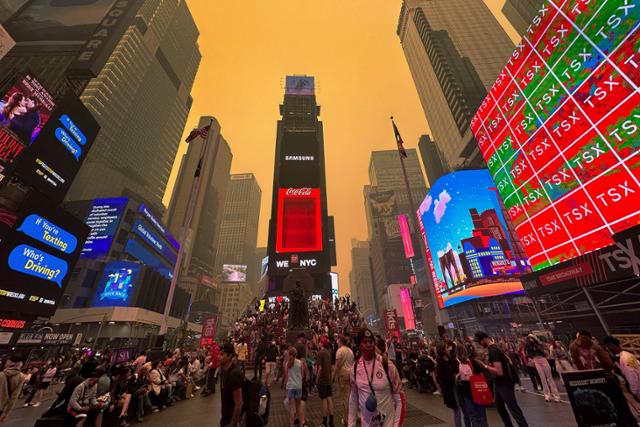 7일 미국 뉴욕 타임스스퀘어의 하늘이 캐나다 산불로 발생한 연기로 온통 뿌옇기만 하다. 뉴욕=로이터 연합뉴스