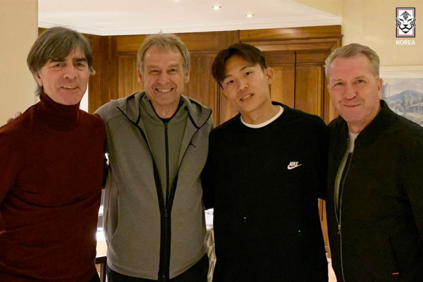 지난 4월 위르겐 클린스만(왼쪽 두 번째) 감독과 만난 정우영의 모습. 맨 왼쪽은 요하임 뢰브 전 독일축구대표팀 감독, 오른쪽은 안드레아스 쾨프케 골키퍼 코치. 사진=대한축구협회
