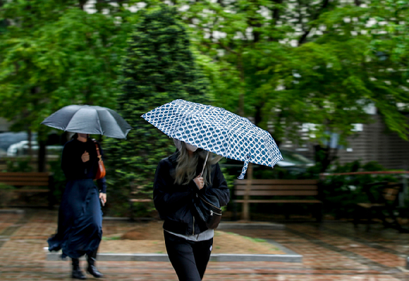 비가 내린 지난 4월 18일 오전 서울 마포구 마포역 인근에서 시민들이 우산을 쓰고 이동하고 있다. [사진=뉴시스]