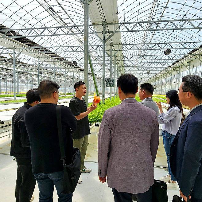 농민들에게 오렌지 박스를 소개하는 박선기 대표(왼쪽에서 세 번째). 출처 = 퍼밋