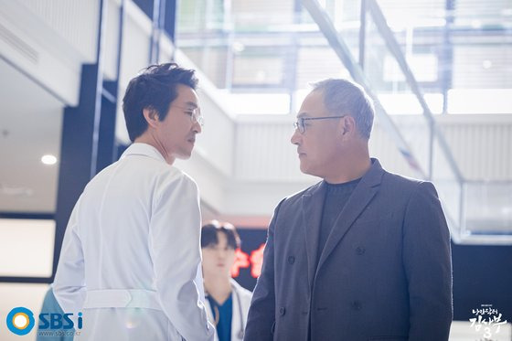 김사부(한석규·왼쪽)는 젊은 시절 라이벌이자, 원칙주의자인 차진만(이경영)과 의술과 관련한 가치관 차이로 종종 대립한다. 사진 SBS
