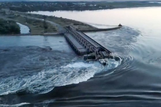 러시아가 점령한 우크라이나 남부 헤르손주의 카호우카댐이 6일 폭파돼 인근에 홍수가 발생했다. AFP