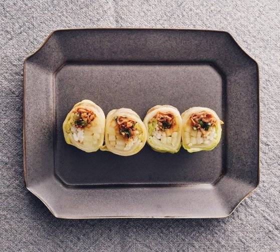백김치는 묵은지나 김치보다 산뜻해서 랩 요리에 활용하기 좋다. 사진 브.레드
