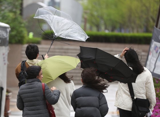 태풍급 돌풍을 동반한 비가 내리던 지난 4월 11일 서울 청계광장 인근 시민들의 모습. 사진 뉴스1