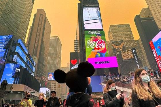 지난 7일 미국 동부 뉴욕주 뉴욕시 전체가 캐나다 산불로 인한 연기로 짙은 오렌지색으로 변했다. 사람들은 마스크를 쓰고 거리에 나왔다. 로이터=연합뉴스