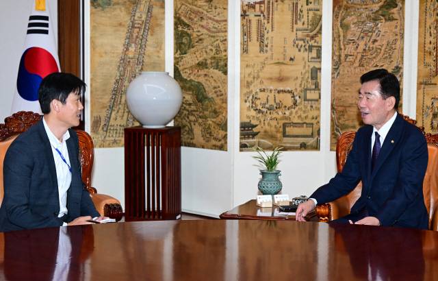 ▲ 김진표 국회의장이 지난 2일 국회의장 집무실에서 박창현 강원도민일보 서울본부 취재국장과 강원특별자치도 출범 기념 대담을 나누고 있다.  김정호