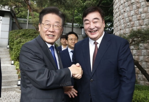 이재명 더불어민주당 대표(왼쪽)가 8일 서울 성북구 중국 대사관저에서 싱하이밍 주한 중국대사를 만나 악수를 나누고 있다./사진=국회사진기자단 제공
