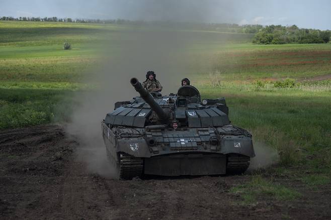 7일(현지시간) 우크라이나 전차가 러시아군과 치열한 전투가 벌어진 도네츠크주 차시브야르 인근을 지나고 있다. AP연합뉴스