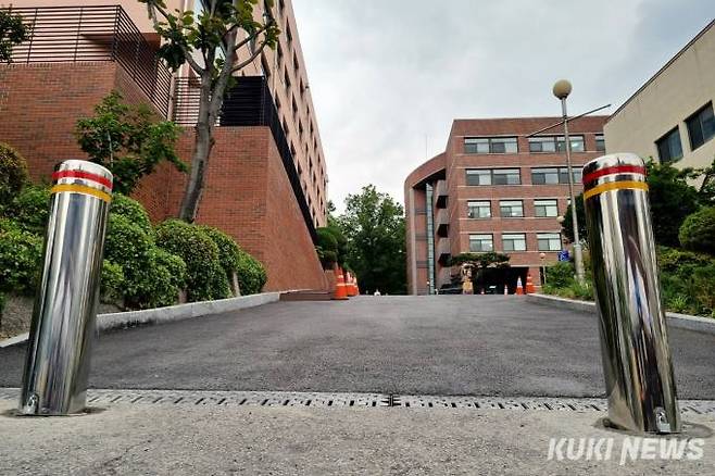 8일 오전 서울 성북구 동덕여자대학교 내 교통사고가 발생한 장소에 안전봉이 설치됐다.&nbsp; &nbsp;사진=임지혜 기자