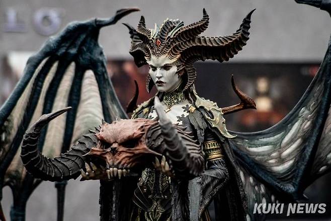 뛰어난 디테일을 자랑하는 ‘디아블로 4 릴리트 스태츄’가 전시되어 있다.&nbsp; &nbsp;사진=차종관 기자