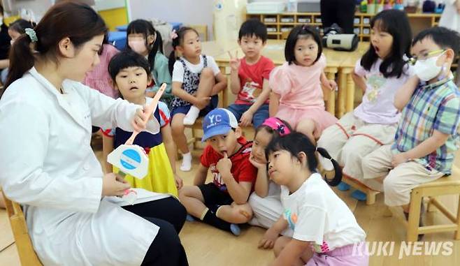 구강보건의 날을 앞둔 8일 서울 송파구 잠신초등학교 병설 유치원에서 보건소 직원이 원생들에게 구강검진 및 올바른 칫솔질 방법에 대해 교육 하고 있다.