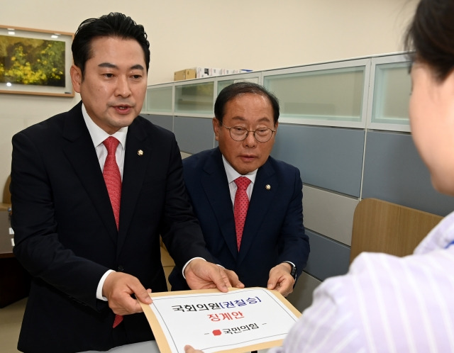 임병헌(오른쪽) 국민의힘 원내부대표와 장동혁 원내대변인이 8일 오전 국회 의안과에 권칠승 더불어민주당 수석대변인에 대한 징계요구서를 제출하고 있다. 연합뉴스