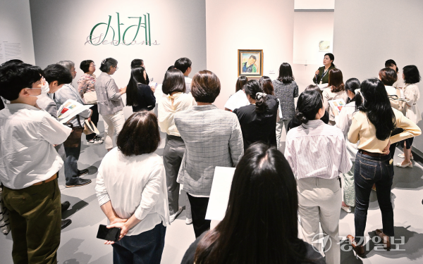 이번 ‘사계’ 전시는 근현대미술사 대표작가 41명의 주요 작품 90점으로 구성됐다. 큐레이터의 설명을 듣고있는 기자들. 윤원규기자