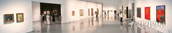 이건희컬렉션 한국 근현대미술 특별전 ‘사계’ 전시가 시작된 8일 오후 경기도미술관 기획전시장에서 관람객들이 작품을 관람하고 있다. 윤원규기자