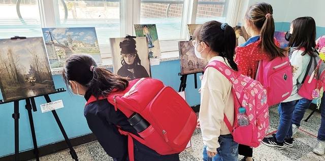 대평초등학교 학생들이 교내에 마련된 전시 코너에서 작품을 감상하고 있다. 대평초 제공