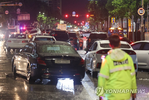 지난해 8월 서울을 강타한 폭우로 도로 곳곳에 침수차량들이 방치돼 있다 [연합뉴스]