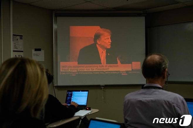 (맨체스터 AFP=뉴스1) 정윤미 기자 = 10일(현지시간) 미국 뉴햄프셔주 맨체스터 소재 안젤름대에서 취재진들이 미 CNN방송이 주최한 타운홀미팅에서 출연한 도널드 트럼프 전 대통령을 보고 있다. 2023.5.10  ⓒ AFP=뉴스1  Copyright (C) 뉴스1. All rights reserved. 무단 전재 및 재배포 금지.