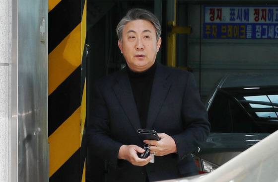 이동관 전 청와대 홍보수석이 2018년 3월7일 오전 서울 강남구 대치동 이 전 대통령 사무실로 들어가고 있다.   검찰은 이 전 대통령을 오는 14일 피의자로 소환 조사하겠다고 지난 6일 밝혔다. 2018.3.7/사진=뉴스1