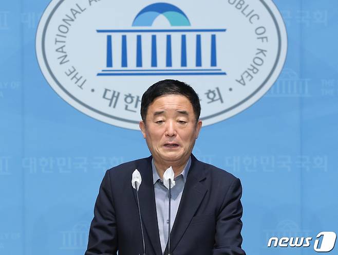 강득구 더불어민주당 의원이 8일 오전 서울 여의도 국회 소통관에서 자녀 학교폭력 논란이 일고 있는 이동관 대통령실 대외협력특별보좌관의 방송통신위원장 내정 철회를 촉구하고 있다. /사진=뉴스1