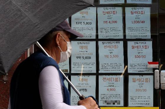 경기 수원시 장안구에 위치한 한 공인중개사 사무소에 부동산 매물정보가 붙어 있다. /사진=뉴스1