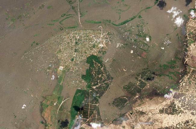 7일 플래닛랩스 PBC가 공개한 우크라이나 남부 헤르손주 카호우카댐이 폭파되기 전인 지난 5일 헤르손주 올레시키의 모습(위 사진)과 댐 파괴로 드니프로강이 범람해 농지와 주택가가 침수된 7일 모습(아래 사진).  AFP 연합뉴스