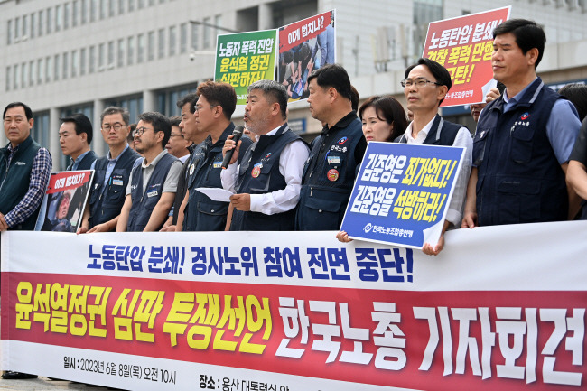 김동명 한국노총 위원장이 8일 오전 서울 용산구 대통령실 앞에서 열린 기자회견에서 “노동계를 대화 상대로 인정하지 않고 오히려 철저히 배제하는 정부를 향해 대화를 구걸하지 않겠다”며 “정권 심판 투쟁을 끈질기고 집요하게 전개할 것이며, 반드시 끝장을 보겠다”고 주장했다.  백동현 기자