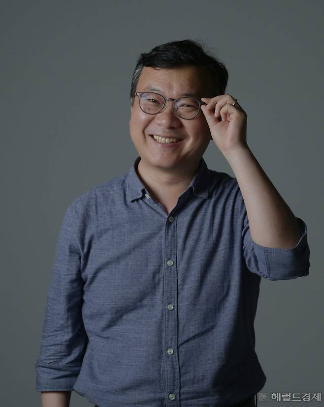 지난달 30일 오후 전영수 한양대 국제학대학원 교수가 서울 용산구 헤럴드스튜디오에서 헤럴드경제와 인터뷰 후 기념촬영을 하고 있다. 이상섭 기자