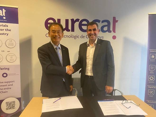 한석윤(왼쪽) 한국철도기술연구원 원장과 자비에르 로페즈 스페인 EURECAT 대표가 업무협약을 체결하고 있다.[한국철도기술연구원 제공]