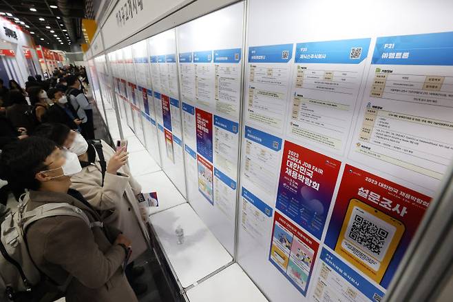 대한민국은 동서고금을 막론하고 전대미문의 저출산 국가에 진입한 국가다. 인구학 전문가로 꼽히는 전영수 한양대 국제학대학원 교수는 명문대와 대기업의 성공 신화가 서울 인구 쏠림을 낳고, 이는 결국 저출산과 인구 감소로 이어진다고 주장했다. 전 교수는 지방의 특색을 살리는 로컬리즘을 대안으로 꼽았다. [연합]