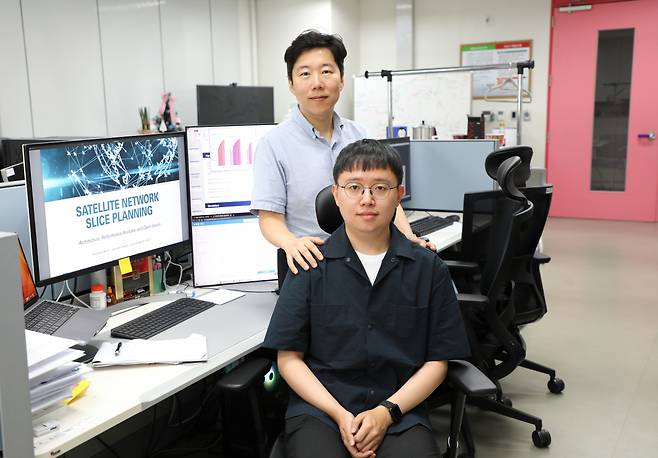 이번 연구를 수행한 곽정호(뒷쪽) 교수와 김태연 박사과정생.[DGIST 제공]