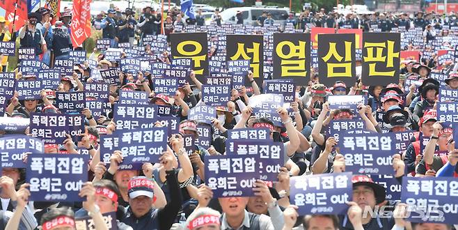 [광양=뉴시스] 변재훈 기자 =  한국노동조합총연맹 조합원들이 지난 7일 전남 광양시 금호동 포스코 광양제철소 앞에서 '대정부 투쟁 결의대회'를 열고 있다. 한국노총은 이날 포스코 하청노동자 연대 '망루 농성' 과정에서 빚어진 경찰의 강경 진압에 반발, 경제사회노동위원회 참여를 중단키로 결정했다. 2023.06.07. wisdom21@newsis.com