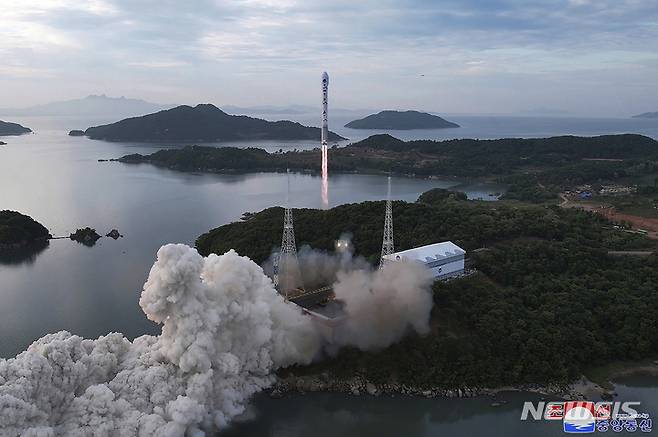 [철산군(평안북도)=조선중앙통신·AP/뉴시스] 북한 조선중앙통신이 제공한 사진으로 지난달 31일 북한 평안북도 동창리의 위성 발사장에서 군사 정찰위성 '만리경 1호'를 실은 천리마 1형 로켓이 발사되고 있다. 2023.06.01.