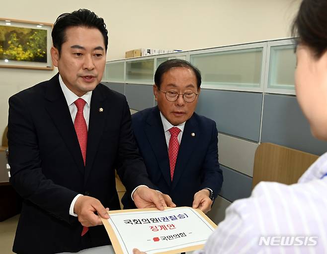 [서울=뉴시스] 이영환 기자 = 국민의힘 임병헌 원내부대표와 장동혁 원내대변인이 8일 오전 서울 여의도 국회 의안과에서 권칠승 더불어민주당 의원에 대한 징계안을 제출하고 있다. (공동취재사진) 2023.06.08. photo@newsis.com