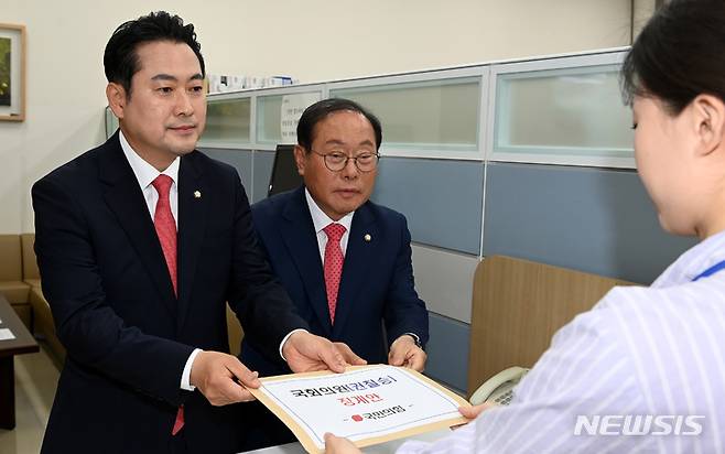 [서울=뉴시스] 이영환 기자 = 국민의힘 임병헌 원내부대표와 장동혁 원내대변인이 8일 오전 서울 여의도 국회 의안과에서 권칠승 더불어민주당 의원에 대한 징계안을 제출하고 있다. (공동취재사진) 2023.06.08. photo@newsis.com