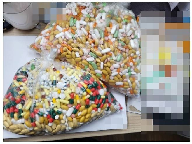 [서울=뉴시스] 부천시 지역사회 다학제 통합 돌봄 사업 중 한 환자의 집에 있던 약을 모아 놓은 모습. (사진=돌봄과미래 제공) 2023.06.08. photo@newsis.com *재판매 및 DB 금지